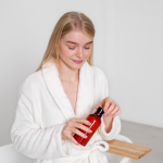 Kenapa Body Serum Sebaiknya Dipakai Setelah Mandi?