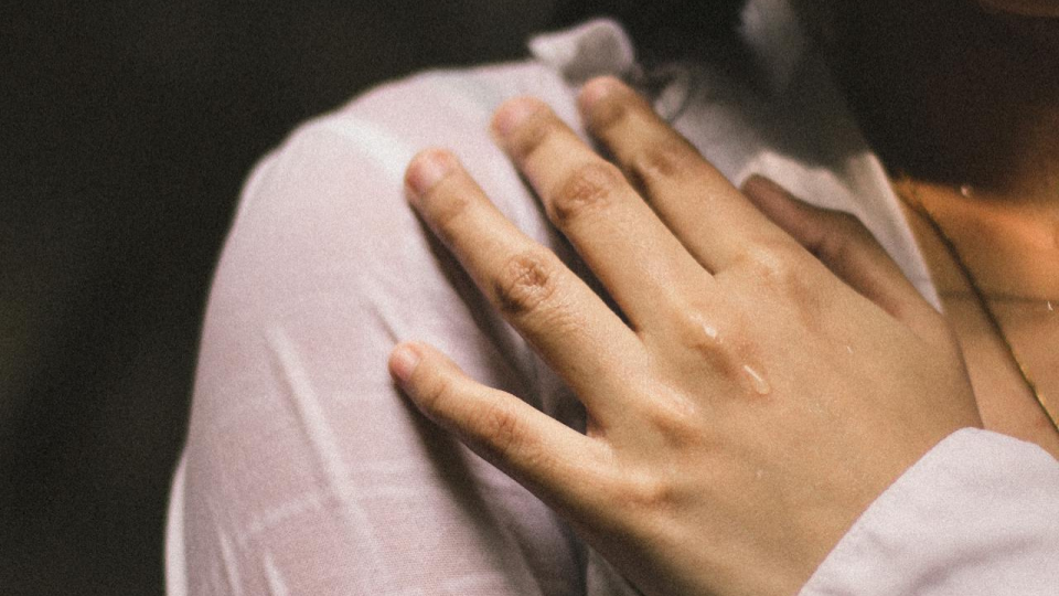 Pakai Body Serum Saat Kulit Masih Basah atau Kering?