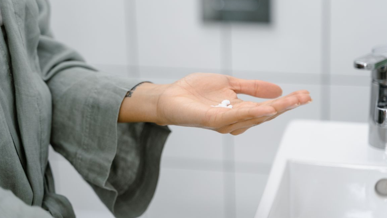 Cara Memudarkan Bekas Jerawat Kehitaman Cuma dengan Moisturizer