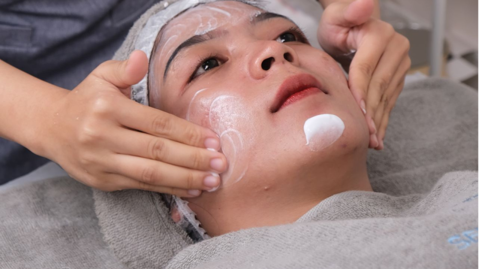 Seorang wanita sedang melakukan treatment wajah