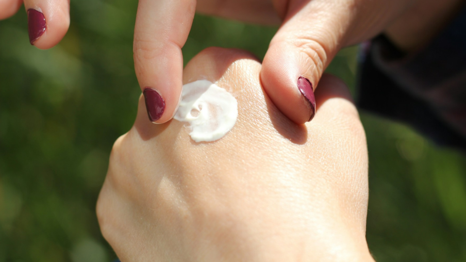 Apa Itu Moisturizer? Cara Kerja, Kandungan, & Jenis Teksturnya