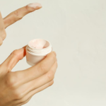 Cara Memilih Moisturizer untuk Kulit Kering dan Kusam Agar Bebas Bersisik