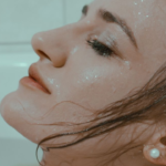 Muka Mengilap Tapi Ketarik? Ini Ciri Kulit Dehidrasi Tapi Berminyak & Solusinya