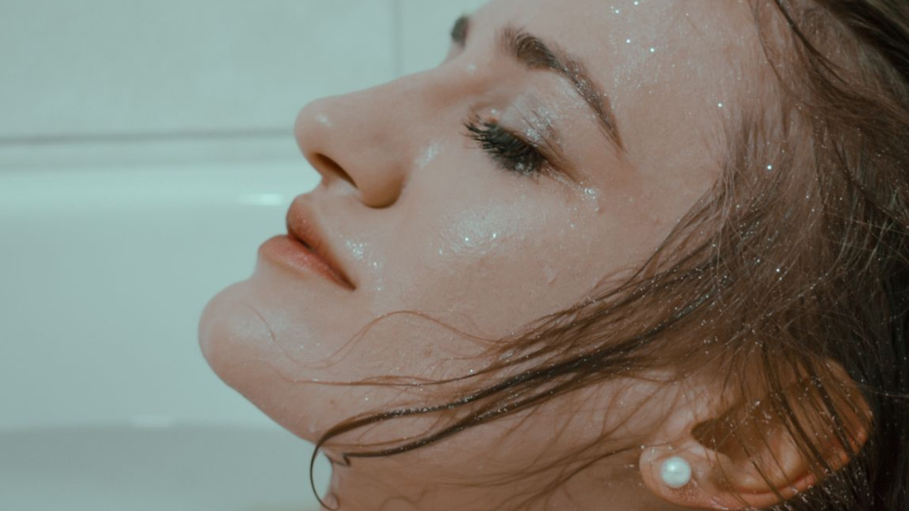 Muka Mengilap Tapi Ketarik? Ini Ciri Kulit Dehidrasi Tapi Berminyak & Solusinya