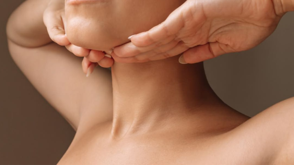 Sering Terlewat! Ini Alasan Leher Wajib Diberi Moisturizer Agar Tidak Keriput Dini